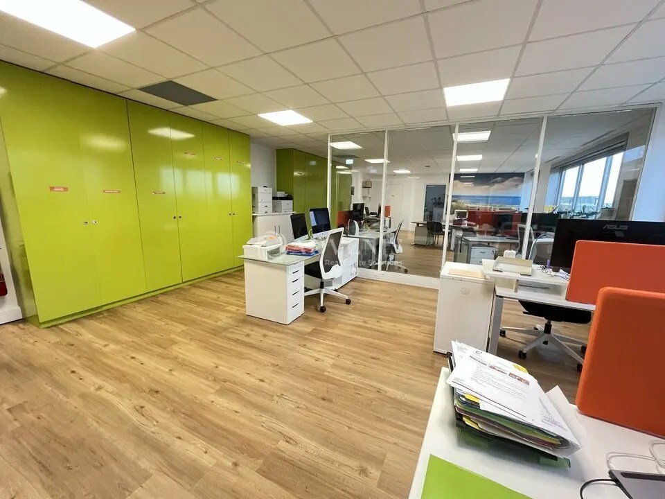 Office in Noisy-le-Grand to rent Building Photo- Image 1 of 11