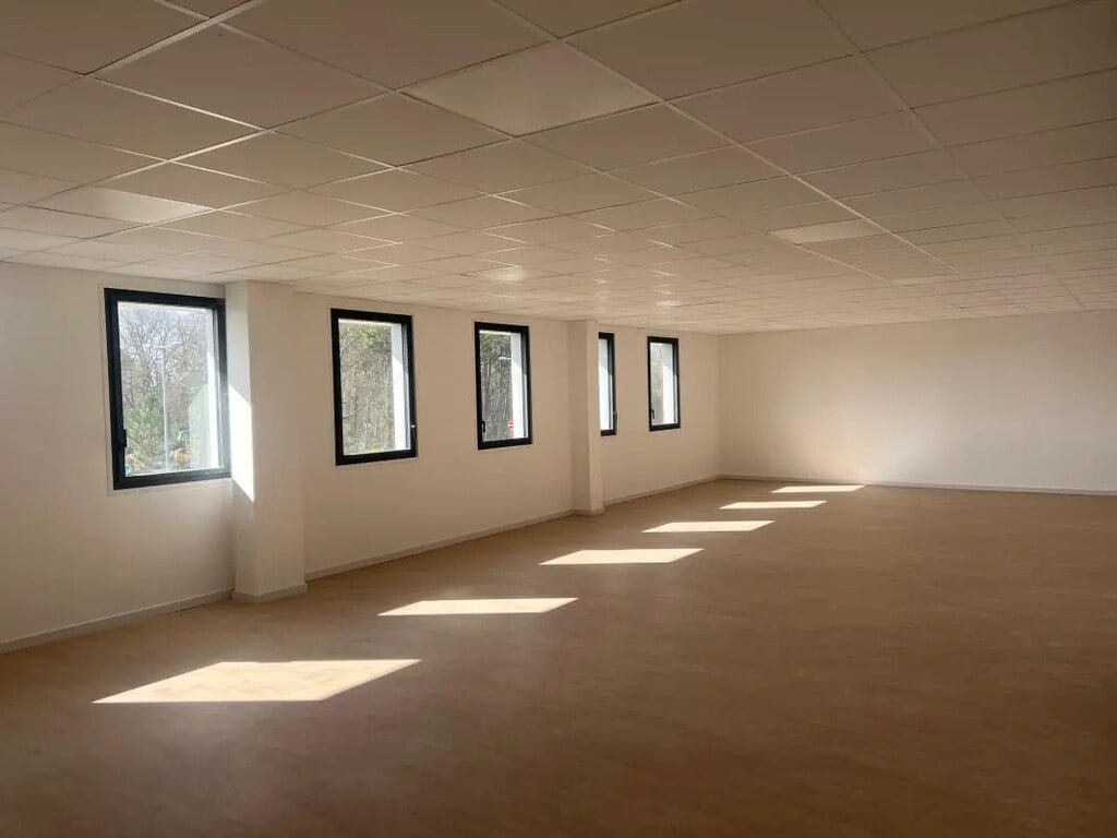 Location Bureaux 293 m² - Photo 1