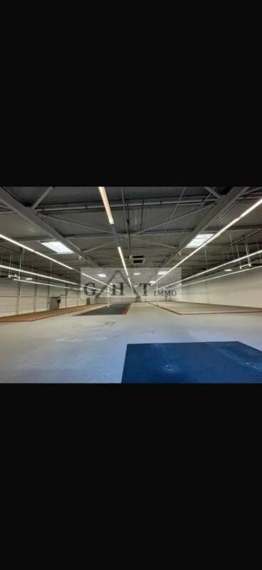 Retail in Ballainvilliers to rent Interior Photo- Image 1 of 2