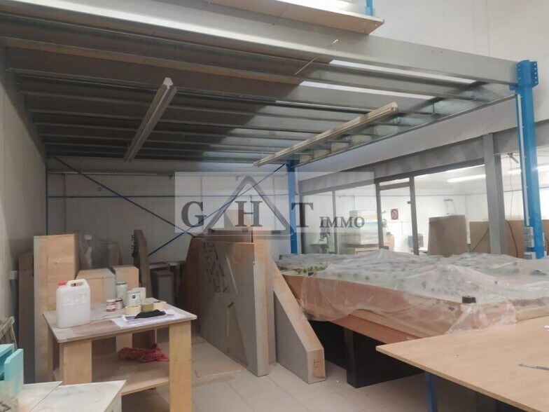 Industrial in Saint-Thibault-des-Vignes for sale - Interior Photo - Image 2 of 15
