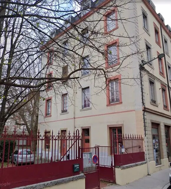 Retail in Oullins to rent Building Photo- Image 1 of 4