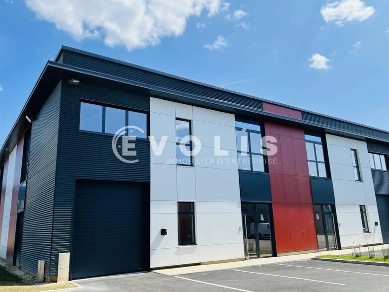 Light Industrial in Lieusaint for sale - Building Photo - Image 1 of 6