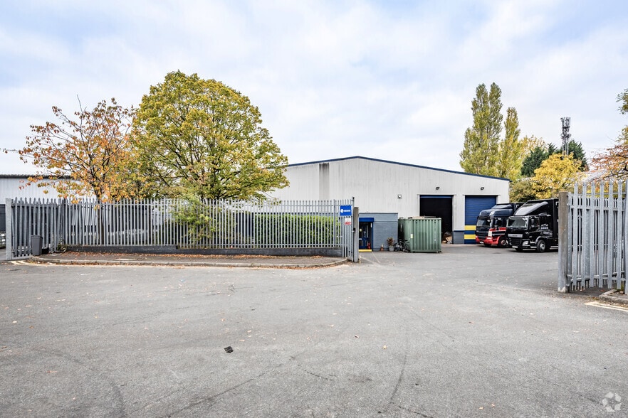 Ennis Clos, Manchester to rent - Building Photo - Image 3 of 12
