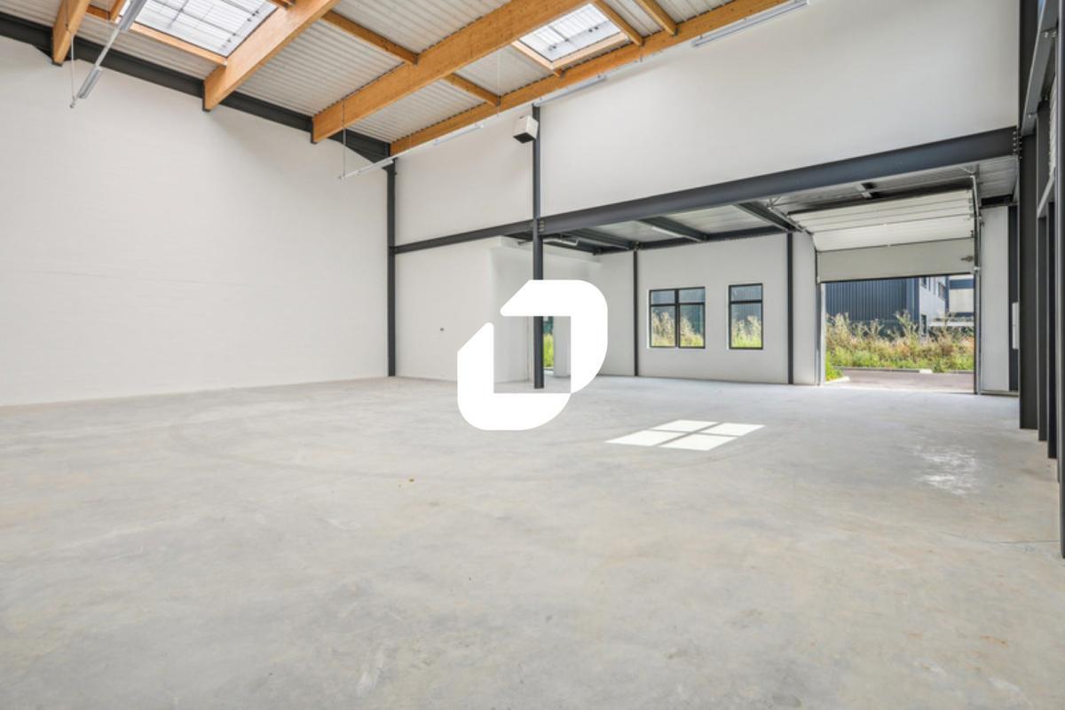 Light Industrial in Lieusaint for sale Interior Photo- Image 1 of 12