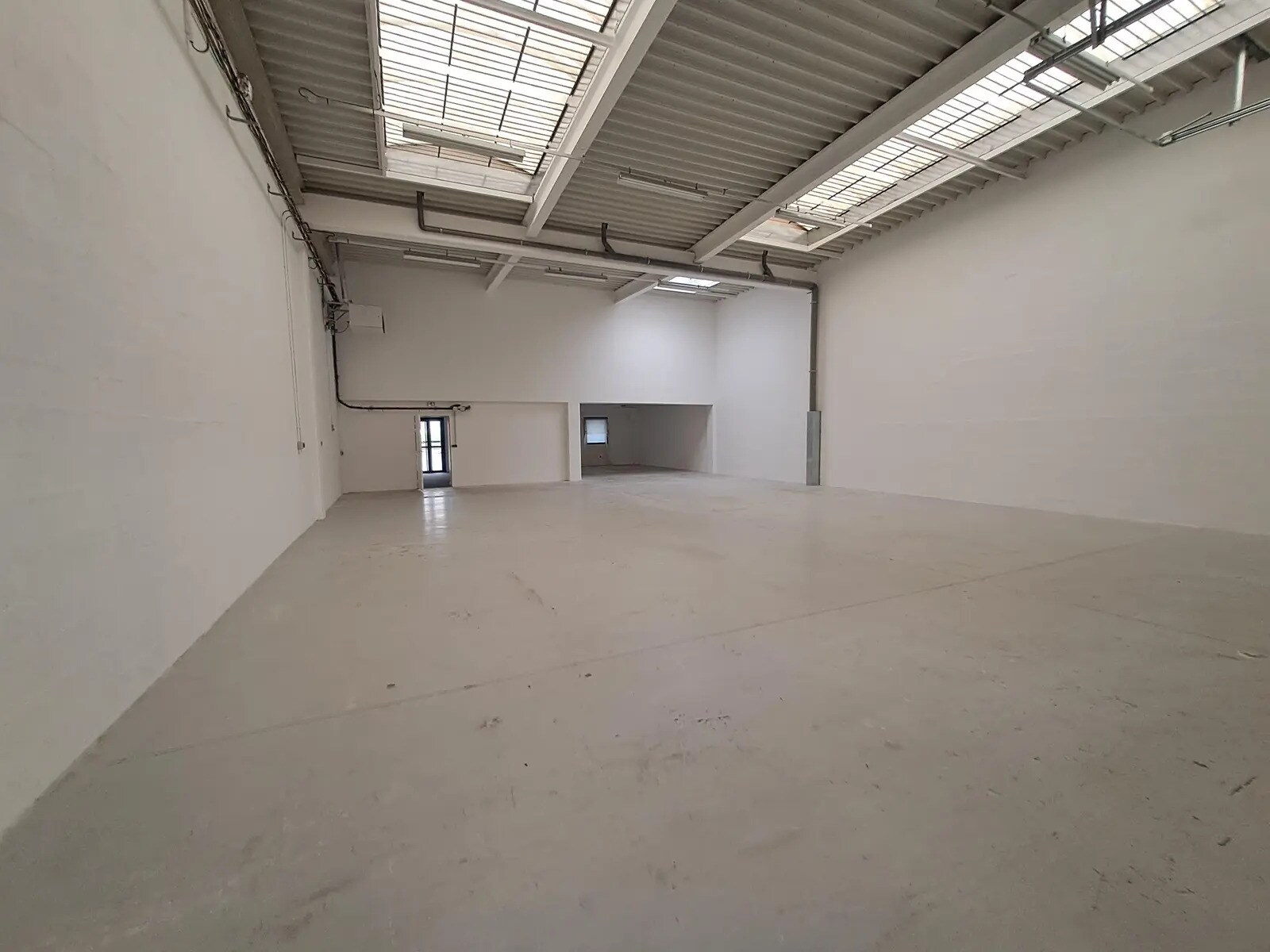 Light Industrial in Moissy-Cramayel to rent Building Photo- Image 1 of 8