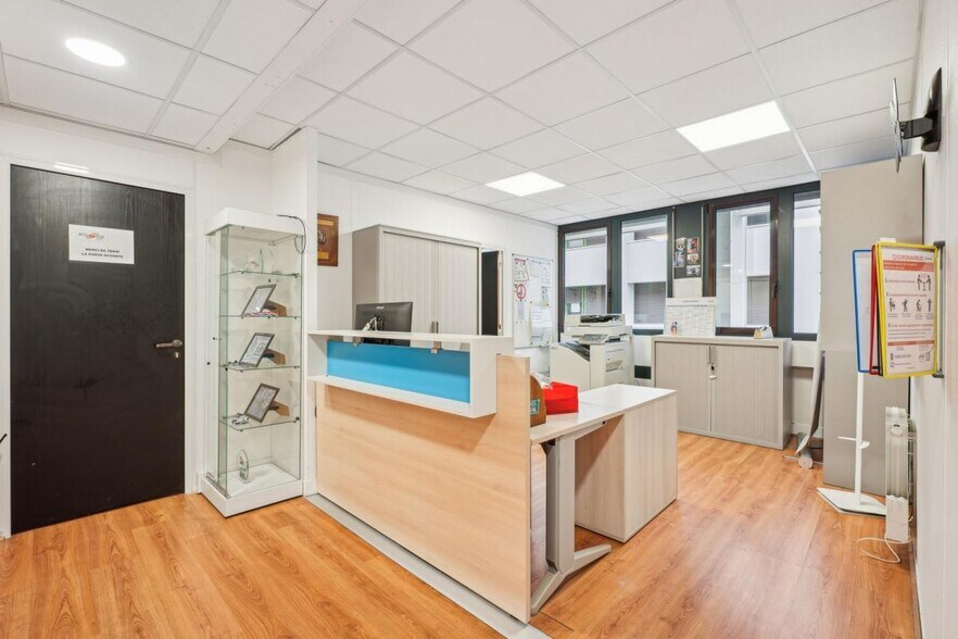 Office in Bron for sale - Interior Photo - Image 2 of 9