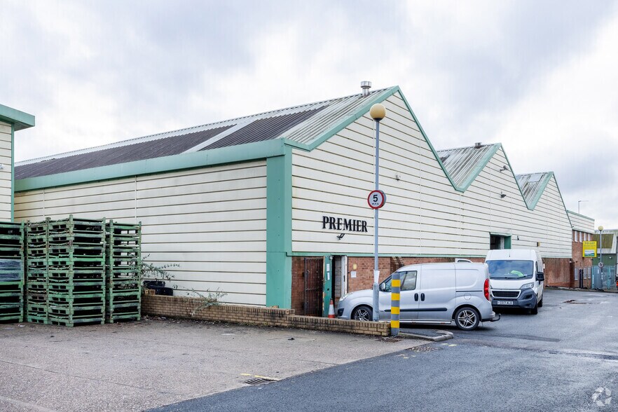 Park Ln, Wolverhampton to rent - Building Photo - Image 2 of 11