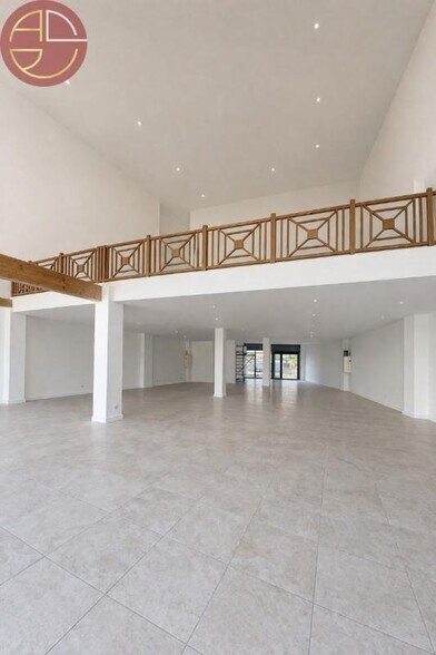 Retail in Plaisance-du-Touch to rent - Interior Photo - Image 2 of 4