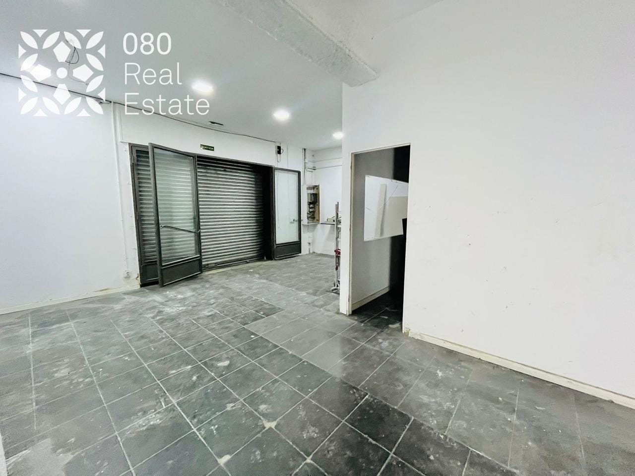 Retail in L'Hospitalet de Llobregat, Barcelona to rent Interior Photo- Image 1 of 6