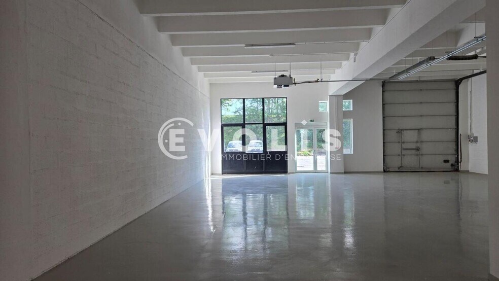 Light Industrial in Rungis to rent - Interior Photo - Image 1 of 10