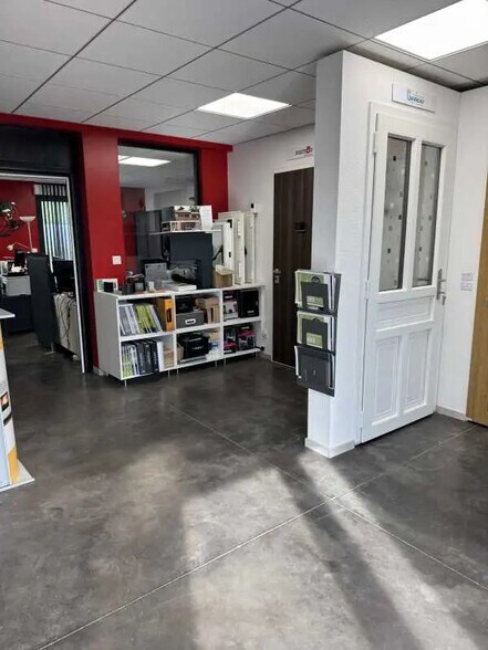 Light Industrial in Saint-Laurent-de-Mure for sale - Interior Photo - Image 2 of 6