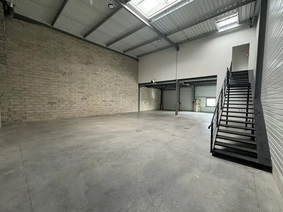 Light Industrial in Aulnay-sous-Bois to rent Interior Photo- Image 1 of 8