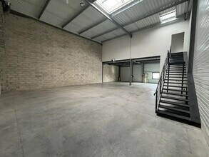 Light Industrial in Aulnay-sous-Bois to rent Interior Photo- Image 1 of 8