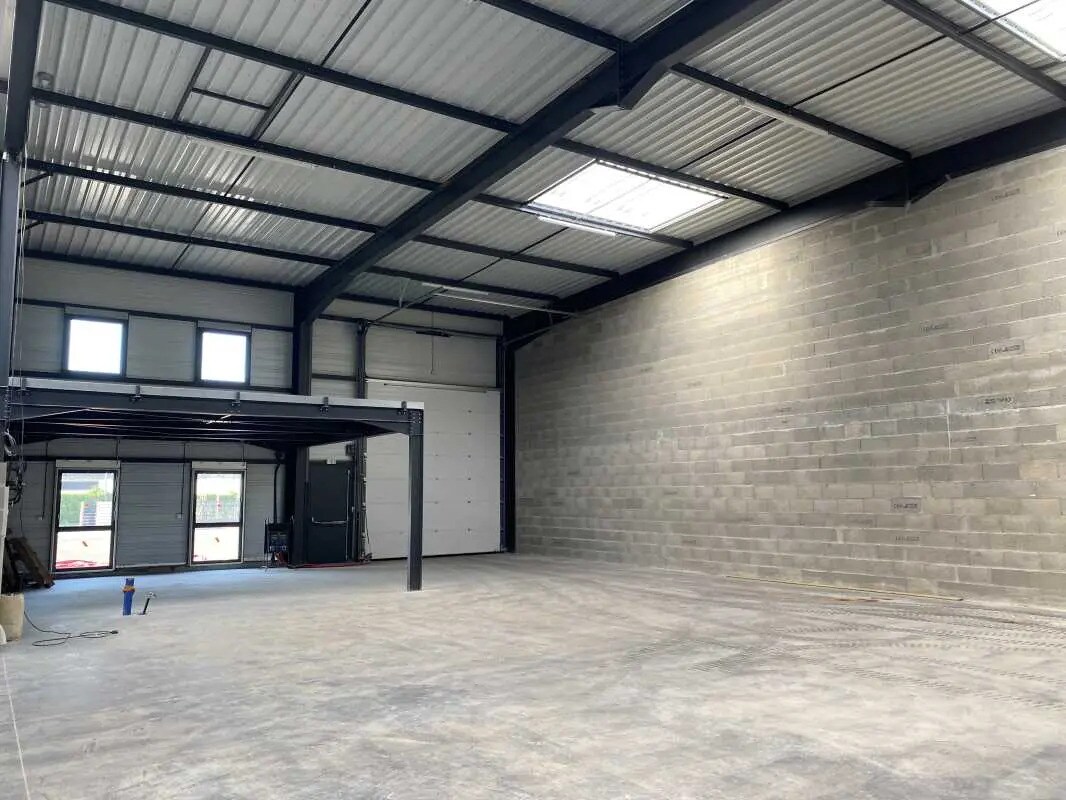 Light Industrial in Saint-Priest to rent Interior Photo- Image 1 of 8