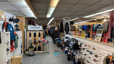 Light Industrial in Bordeaux for sale Interior Photo- Image 2 of 2