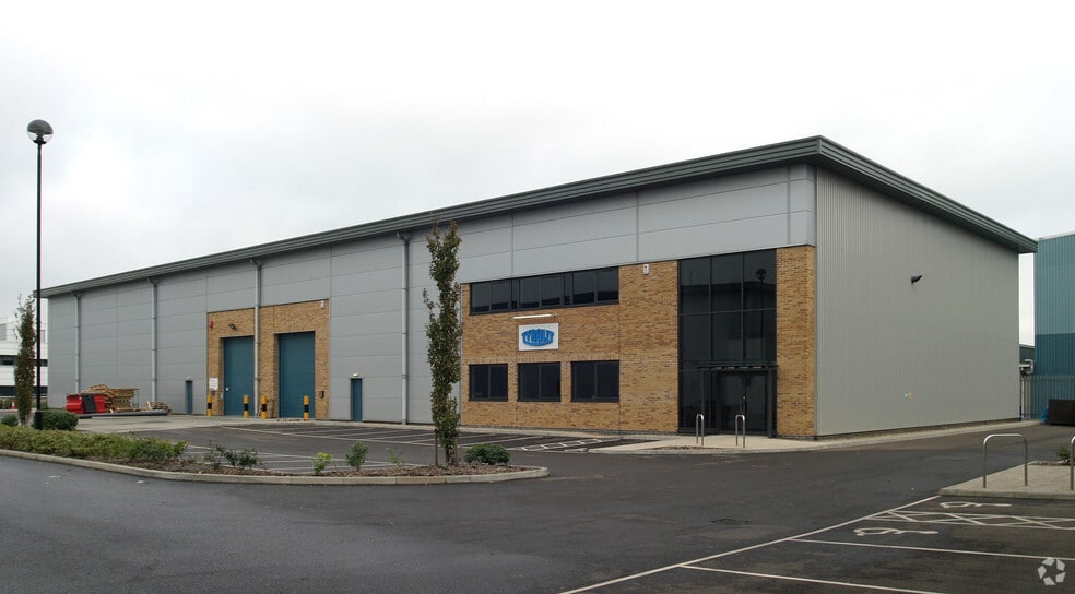 Fleming Way, Crawley to rent - Building Photo - Image 2 of 2