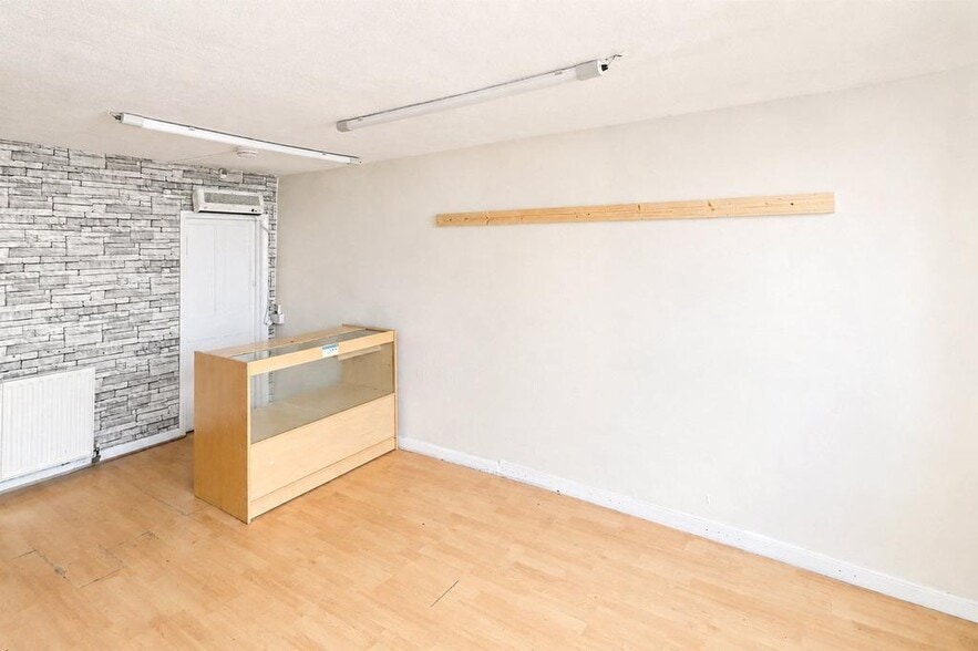 140 East St, South Molton to rent - Building Photo - Image 2 of 4