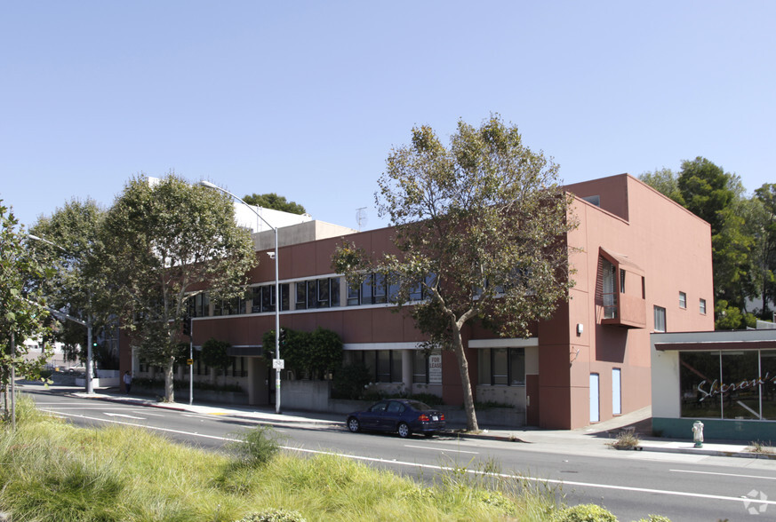 2900 Lakeshore Ave, Oakland, CA for rent - Primary Photo - Image 1 of 3