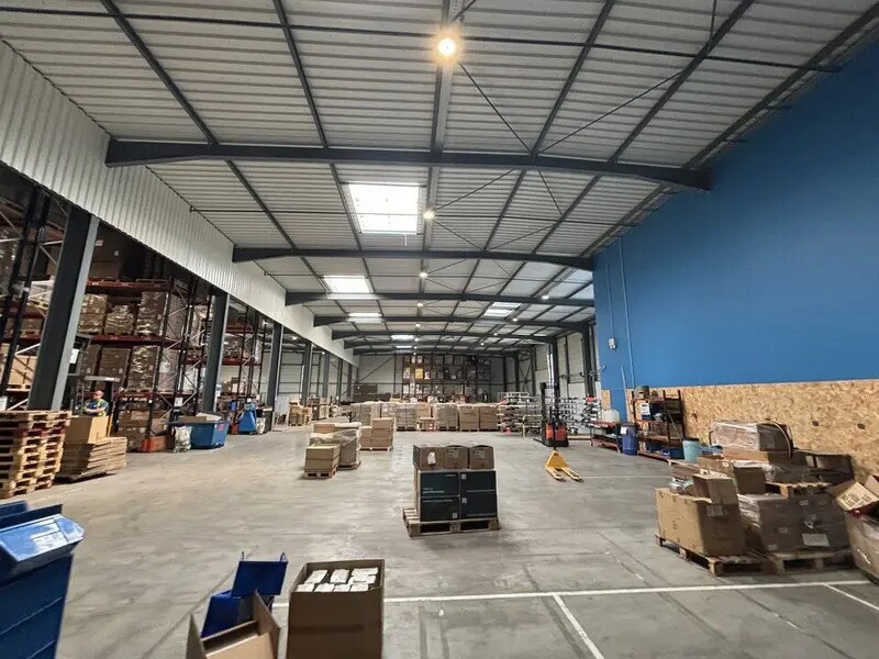 Light Industrial in Jonage to rent Interior Photo- Image 1 of 8