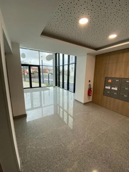 Office in Rezé to rent - Lobby - Image 3 of 6
