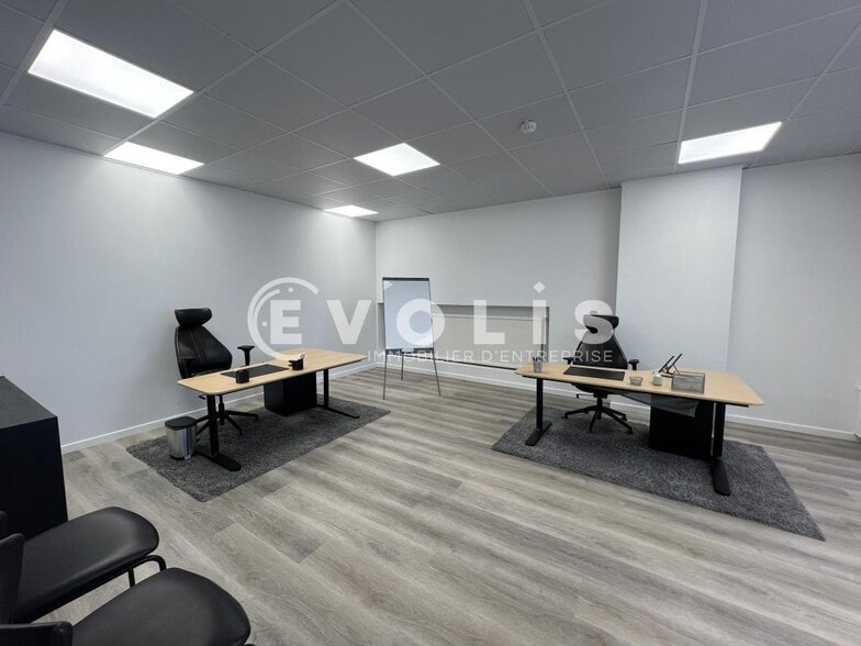 Office in Neuilly-sur-Marne to rent - Interior Photo - Image 2 of 8