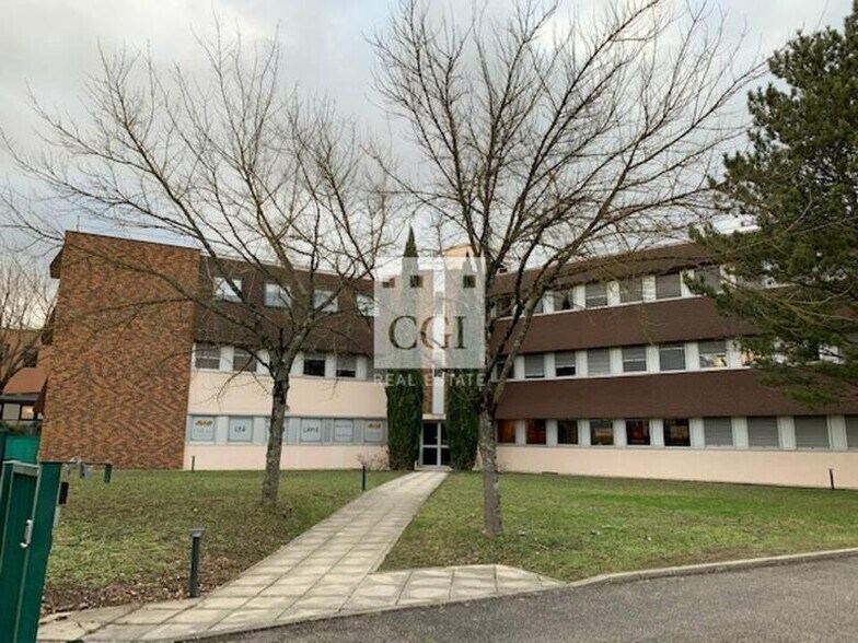 7 Rue Maryse Bastié, Bron to rent - Building Photo - Image 1 of 4