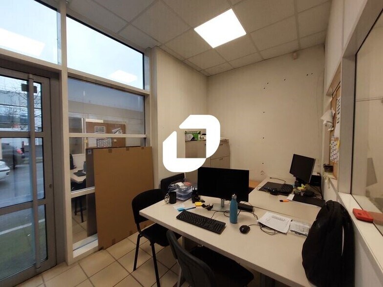 Light Industrial in Bois-d'Arcy to rent - Interior Photo - Image 2 of 12
