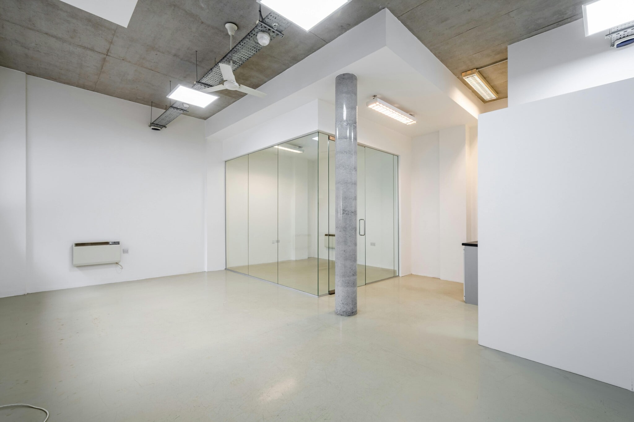 16-29 Andrews Rd, London to rent Interior Photo- Image 1 of 16