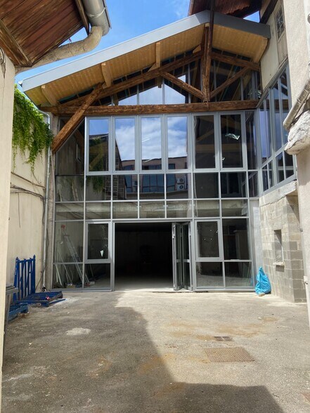 Light Industrial in Lyon to rent - Building Photo - Image 2 of 5