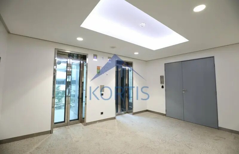 Office in Lyon for sale - Lobby - Image 1 of 12