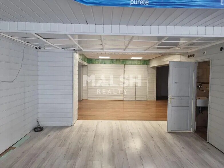 Retail in Saint-Priest to rent - Interior Photo - Image 3 of 3