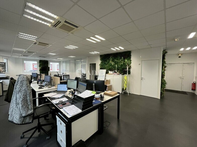 Office in Tremblay-en-France to rent - Interior Photo - Image 2 of 9