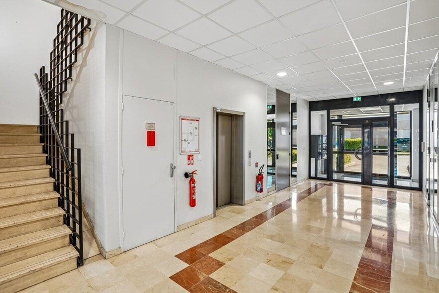 Office in Rosny-sous-Bois for sale - Lobby - Image 2 of 14