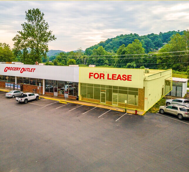 257-267 Waynesville Plz, Waynesville, NC for rent - Building Photo - Image 1 of 5