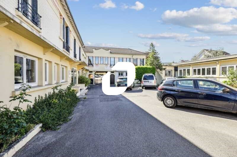 Office in Nanterre to rent - Building Photo - Image 2 of 16