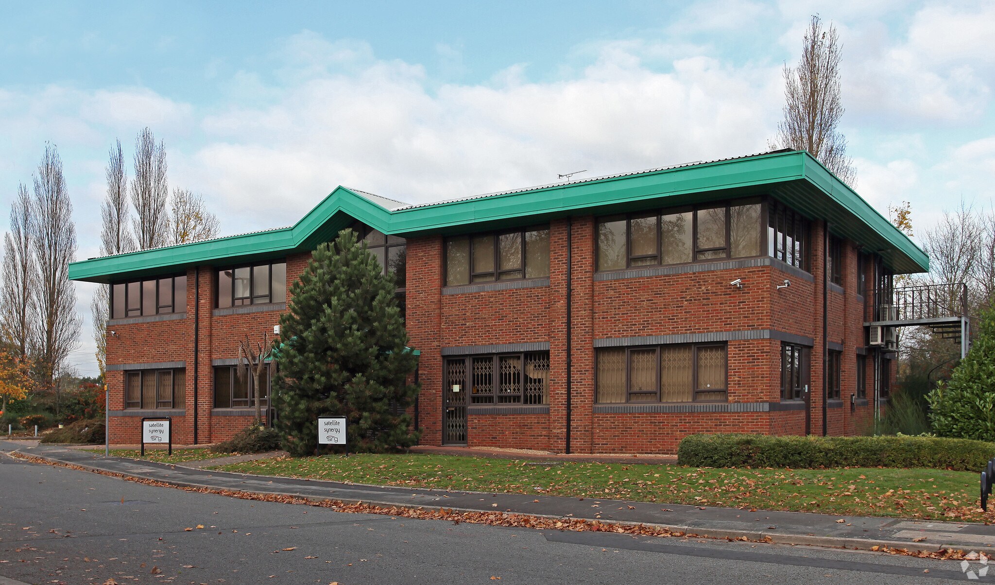 10 Waterside Dr, Slough for sale Primary Photo- Image 1 of 1