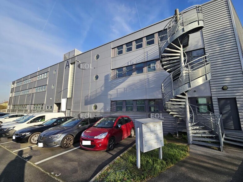 Office in Ivry-sur-Seine to rent - Building Photo - Image 1 of 11