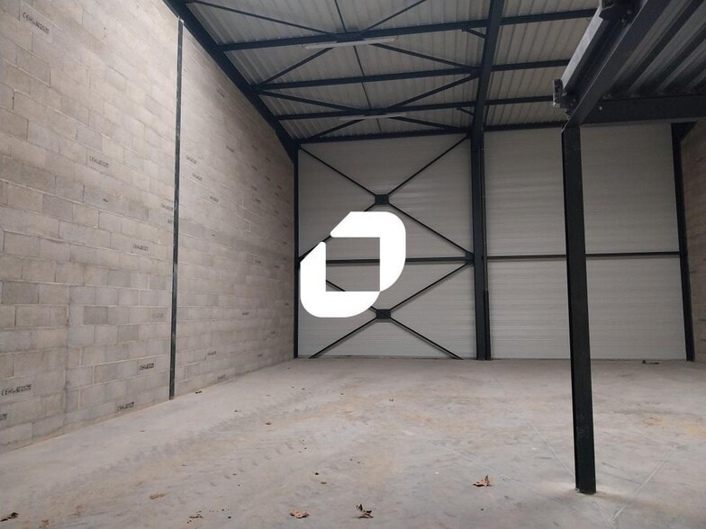 Light Industrial in Vénissieux to rent - Interior Photo - Image 2 of 12
