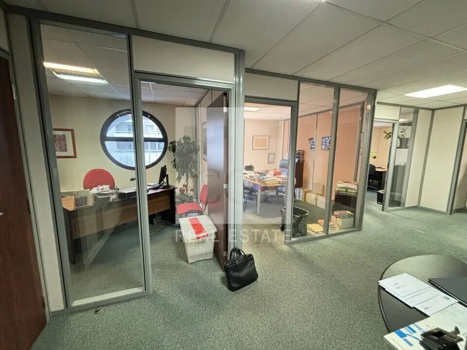 Office in Lyon to rent Building Photo- Image 1 of 10