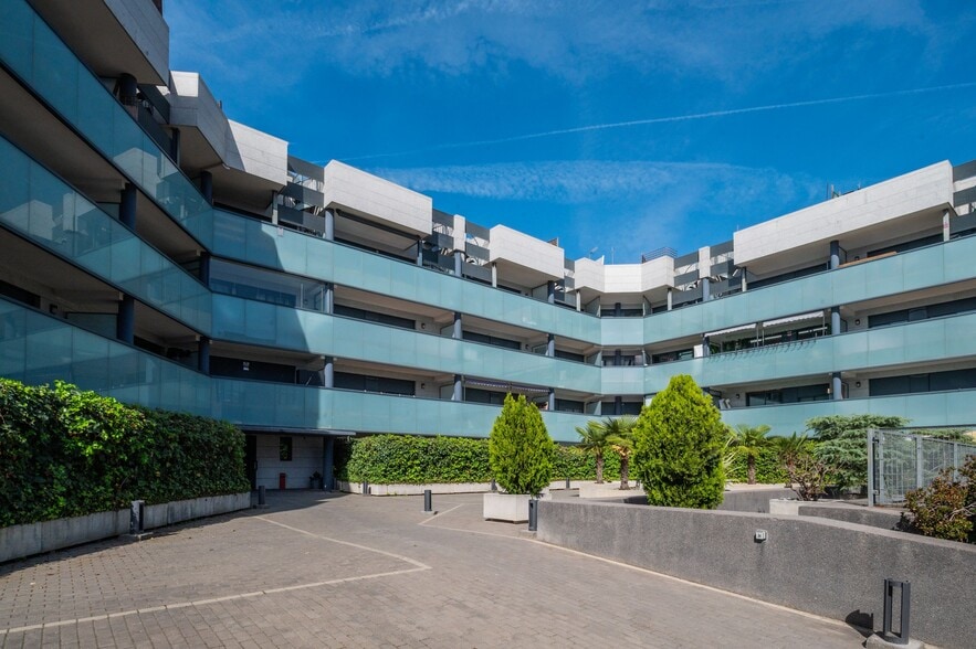 Office in Alcorcón, Madrid for sale - Building Photo - Image 1 of 6