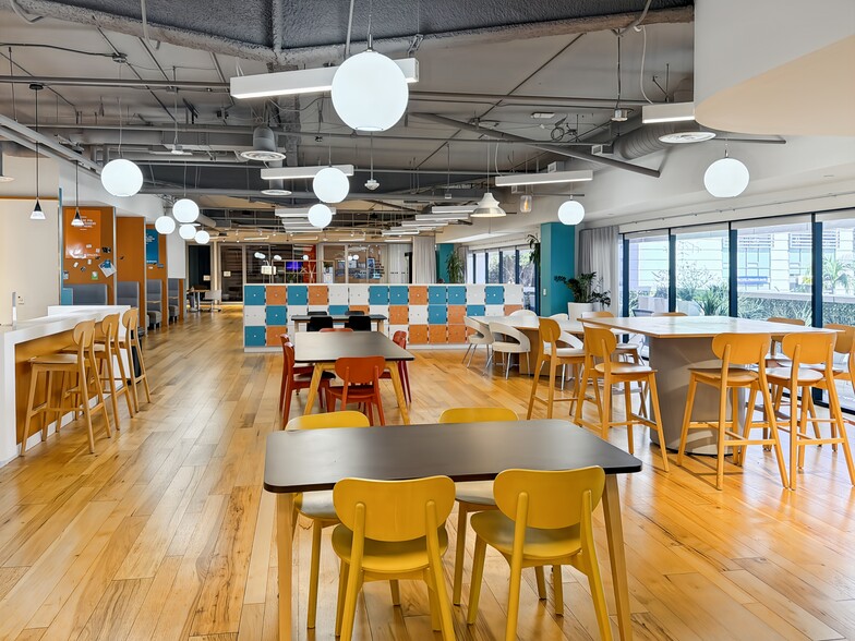 145 S Fairfax Ave, Los Angeles, CA to rent - Interior Photo - Image 3 of 22