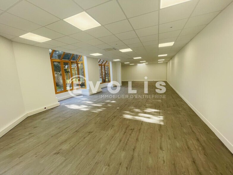 Light Industrial in Croissy-Beaubourg to rent - Interior Photo - Image 3 of 10