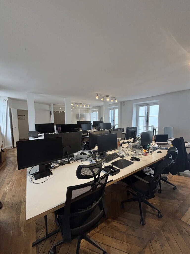 Location Bureaux 193 m² - Photo 1