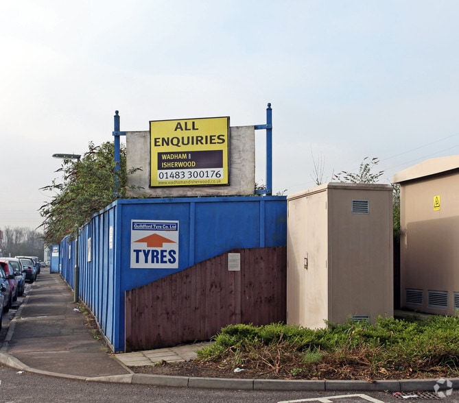 5 Woodbridge Mdws, Guildford to rent - Building Photo - Image 2 of 2