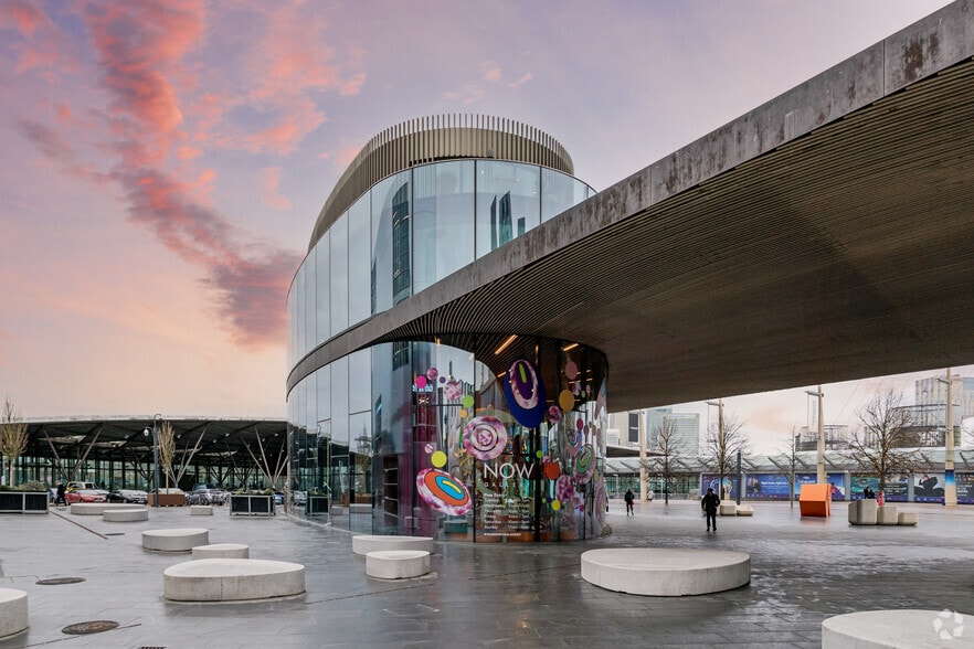 Peninsula Sq, London to rent - Building Photo - Image 3 of 10