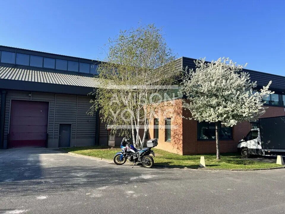 Light Industrial in Saint-Denis to rent Building Photo- Image 1 of 2