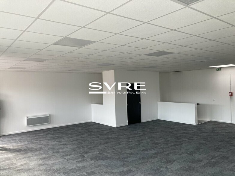 Light Industrial in Marignane for sale - Building Photo - Image 2 of 14