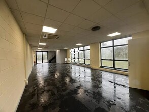 Light Industrial in Les Ulis to rent Interior Photo- Image 1 of 6