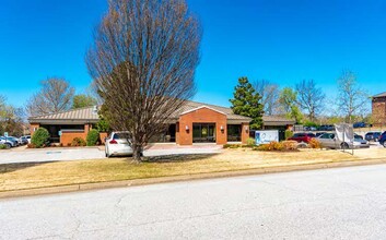 5330 Willow Creek Dr, Springdale, AR for rent Building Photo- Image 1 of 3