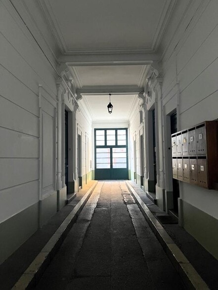 Office in Marseille to rent - Lobby - Image 2 of 9
